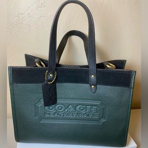 Very good condition Coach Field Tote 30 dustbag and strap included.